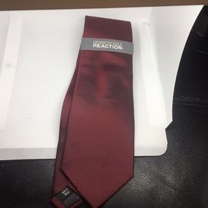 Brand New Kenneth Cole Burgundy tie (with tags)